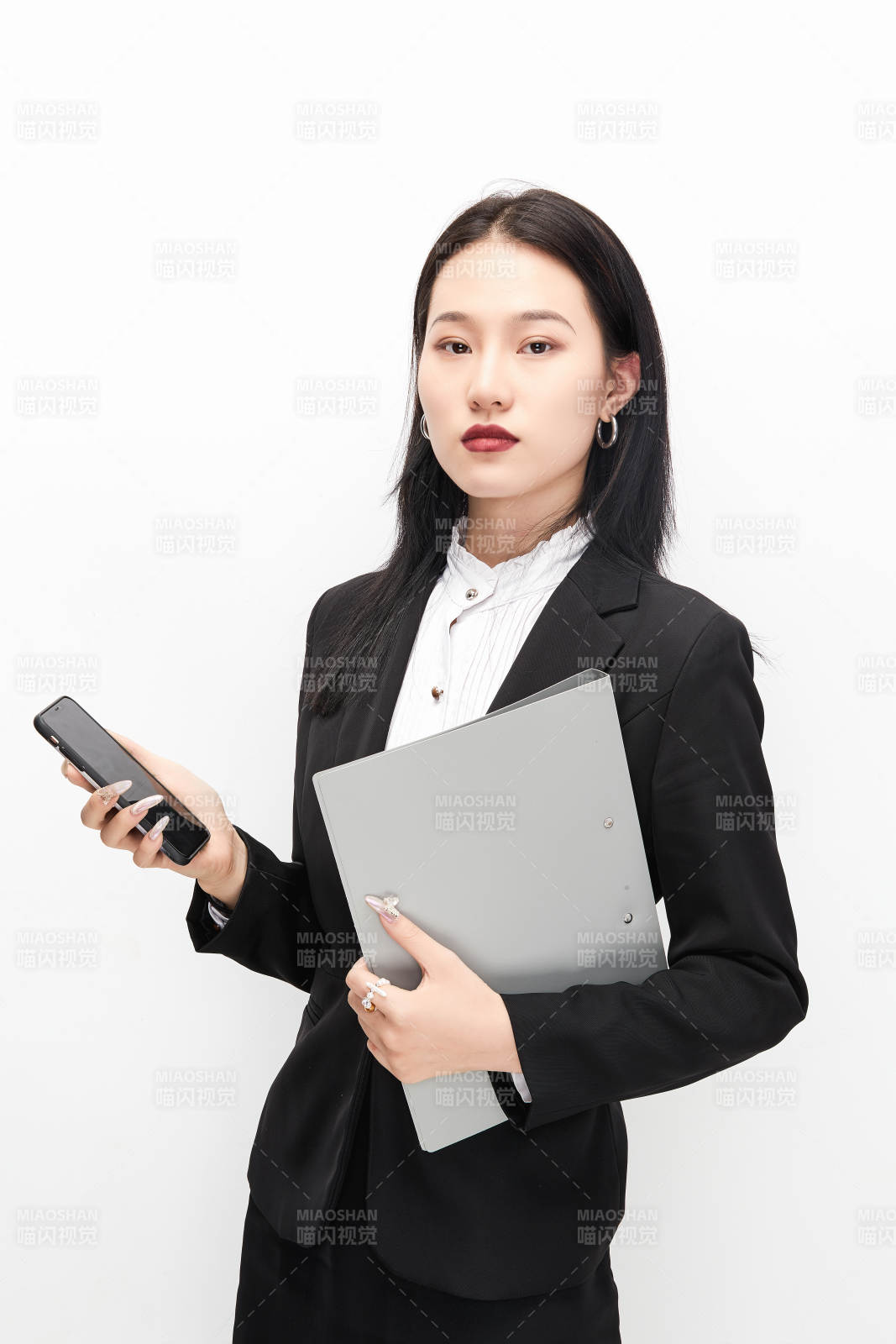 身穿西服拿着文件夹的美丽商务女士图片