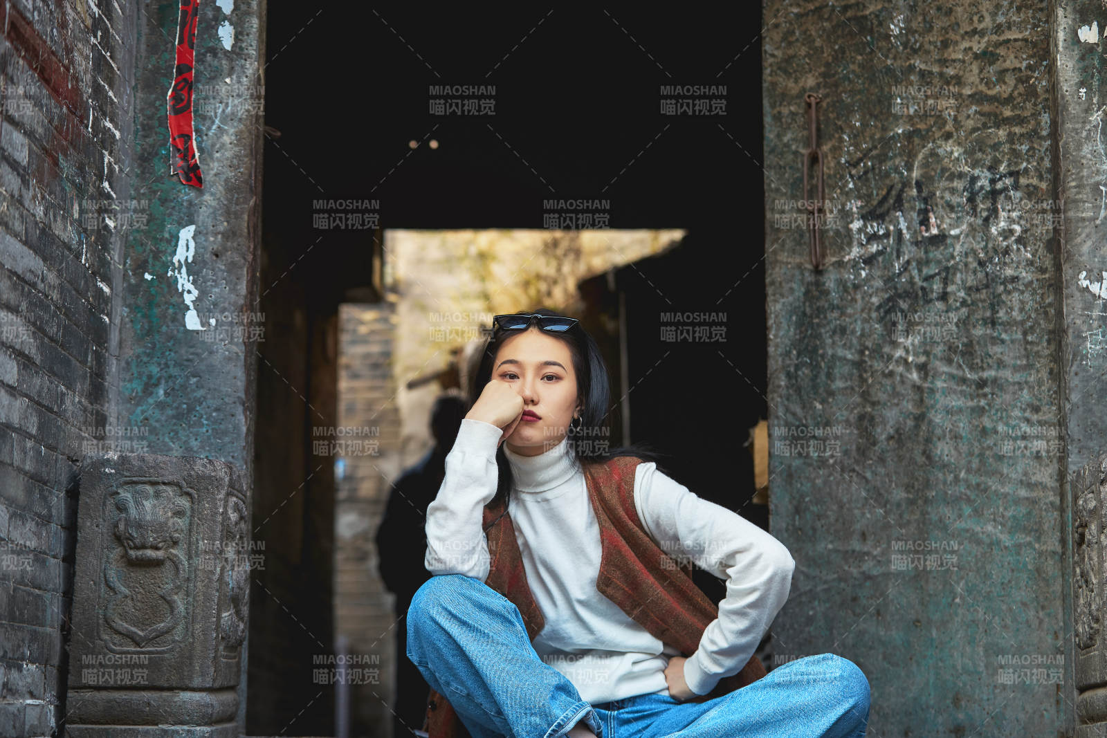 老旧城区里穿着复古港风的美丽清纯少女图片