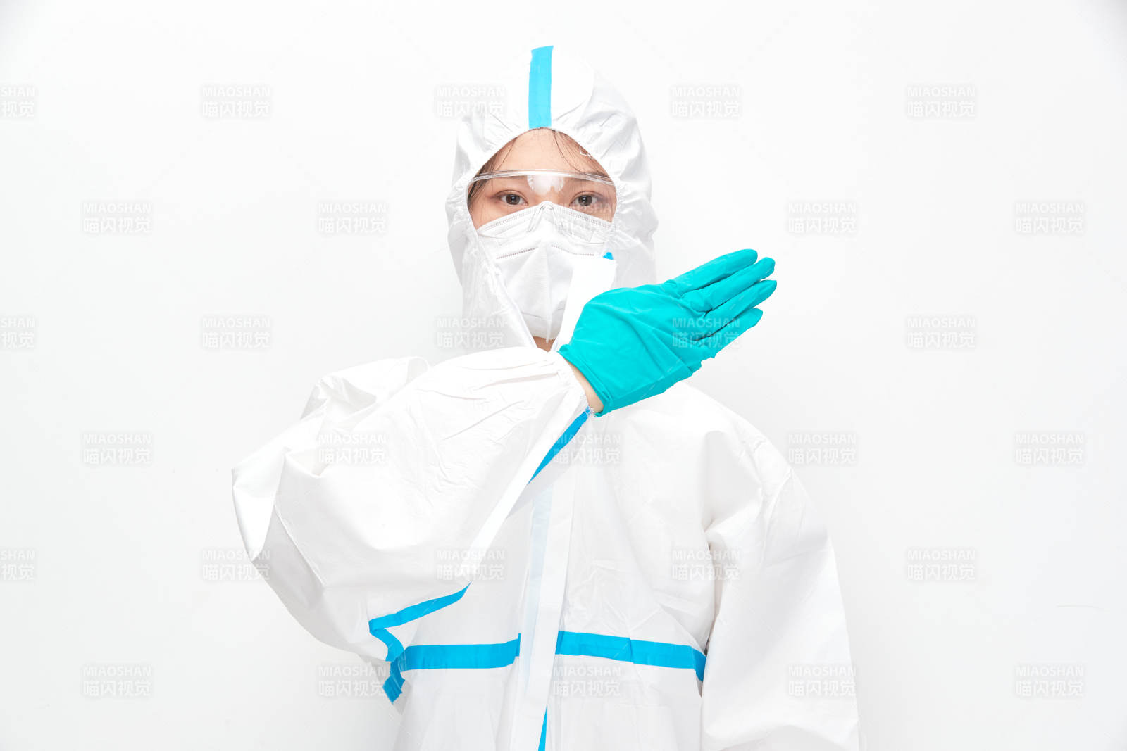 穿白色防护服佩戴护目镜口罩的女性医疗人员图片