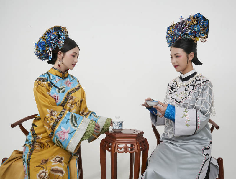 白色背景下的清代女性古装造型清朝古装图片