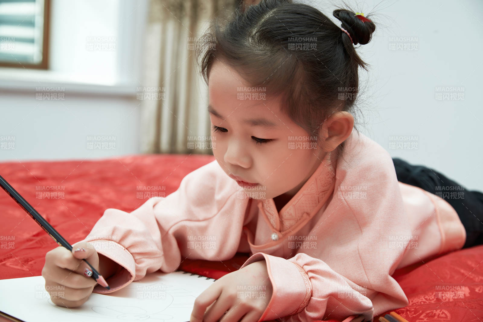 在家玩耍的亚洲小女孩图片