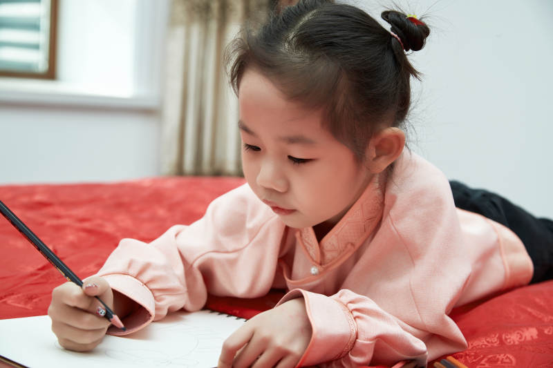 在家玩耍的亚洲小女孩图片