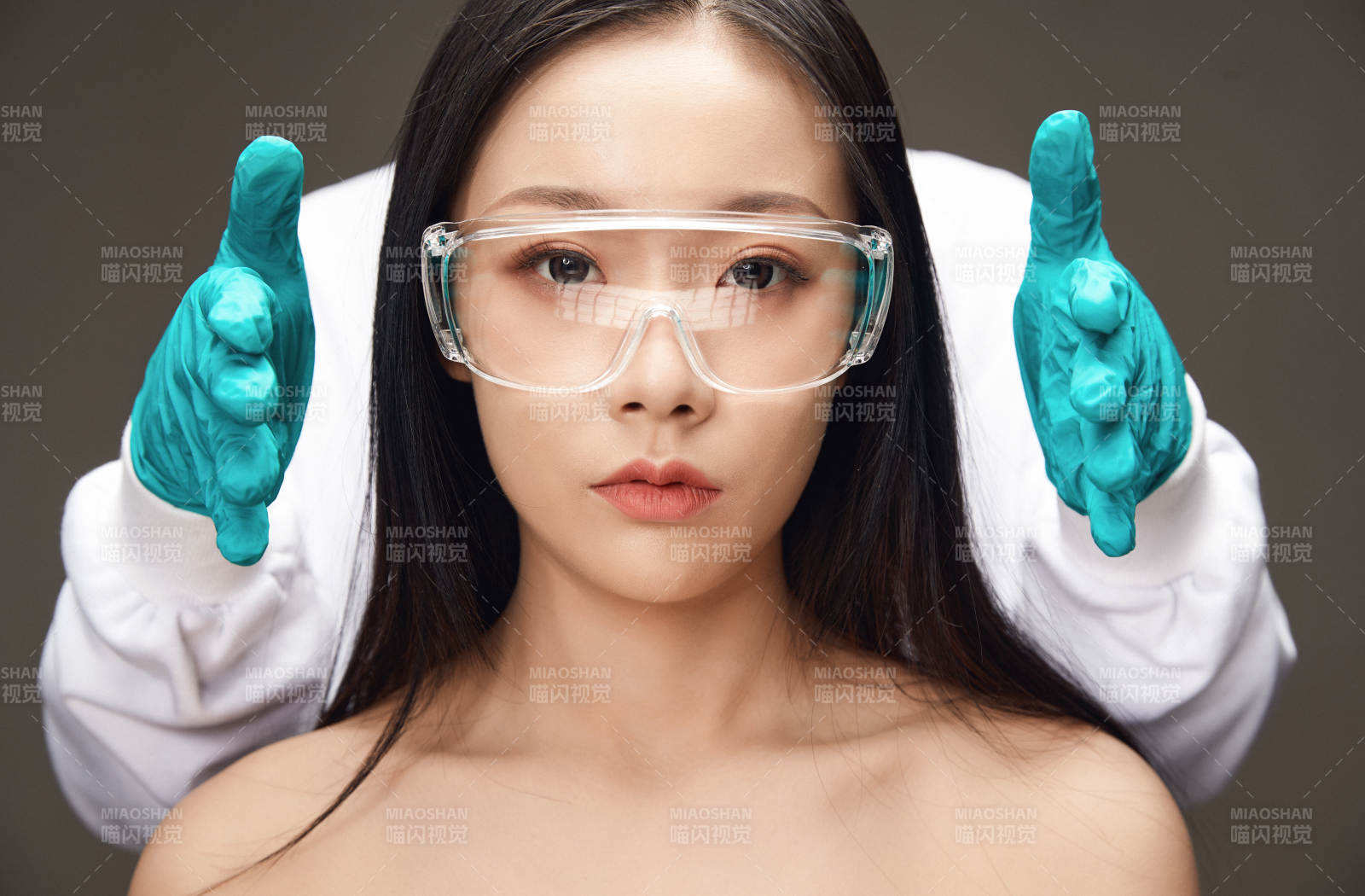 黑色背景里的亚洲美女面部特写医美整容图片