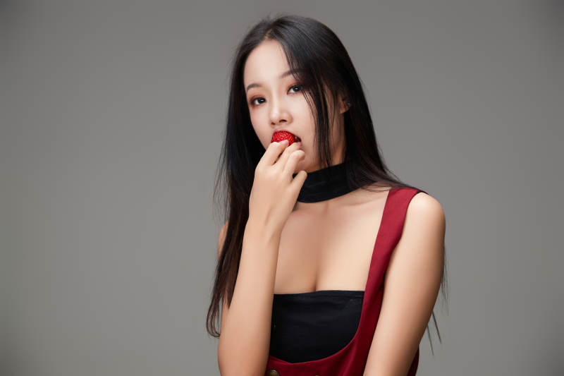 吃水果的亚洲东方长发少女图片