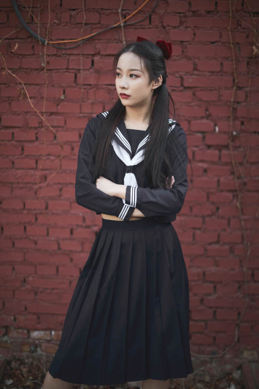 日系户外公园穿jk校服的少女图片