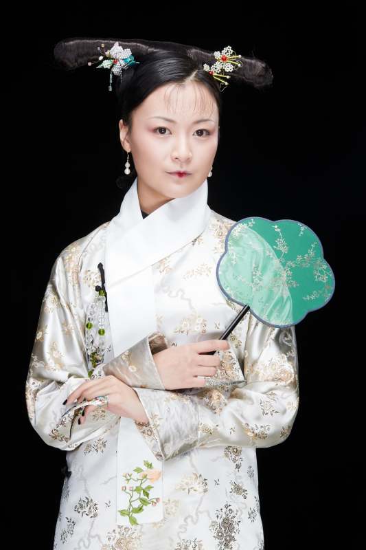 黑色背景下的清代女性古装造型清朝古装图片