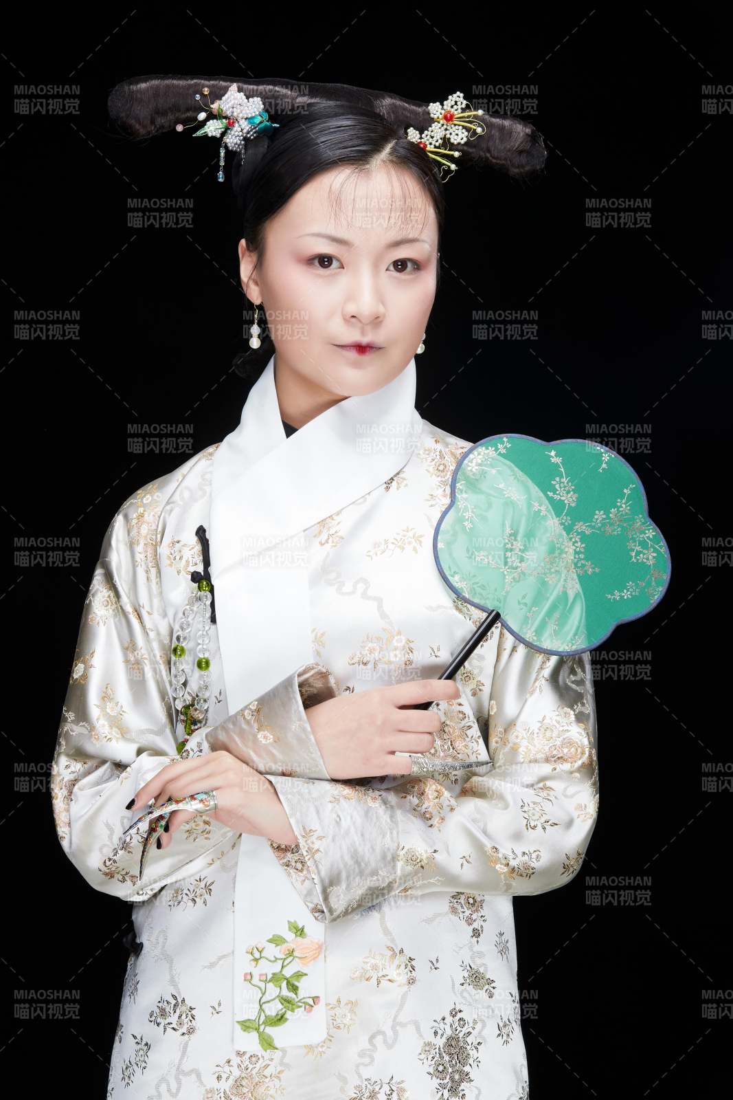 黑色背景下的清代女性古装造型清朝古装图片