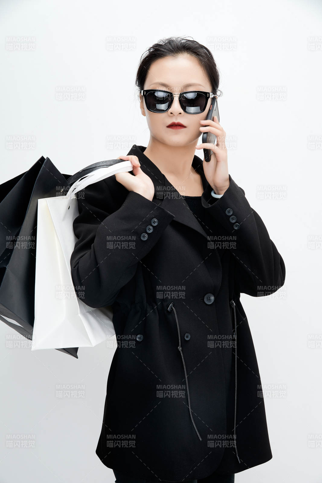 白色背景下手提购物袋时尚美丽的亚洲少女图片