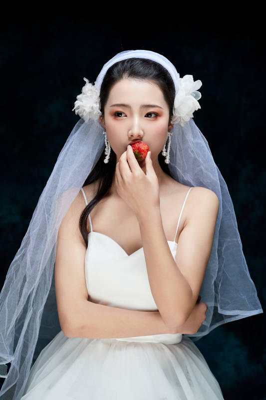黑色背景下的女性复古婚纱妆面图片