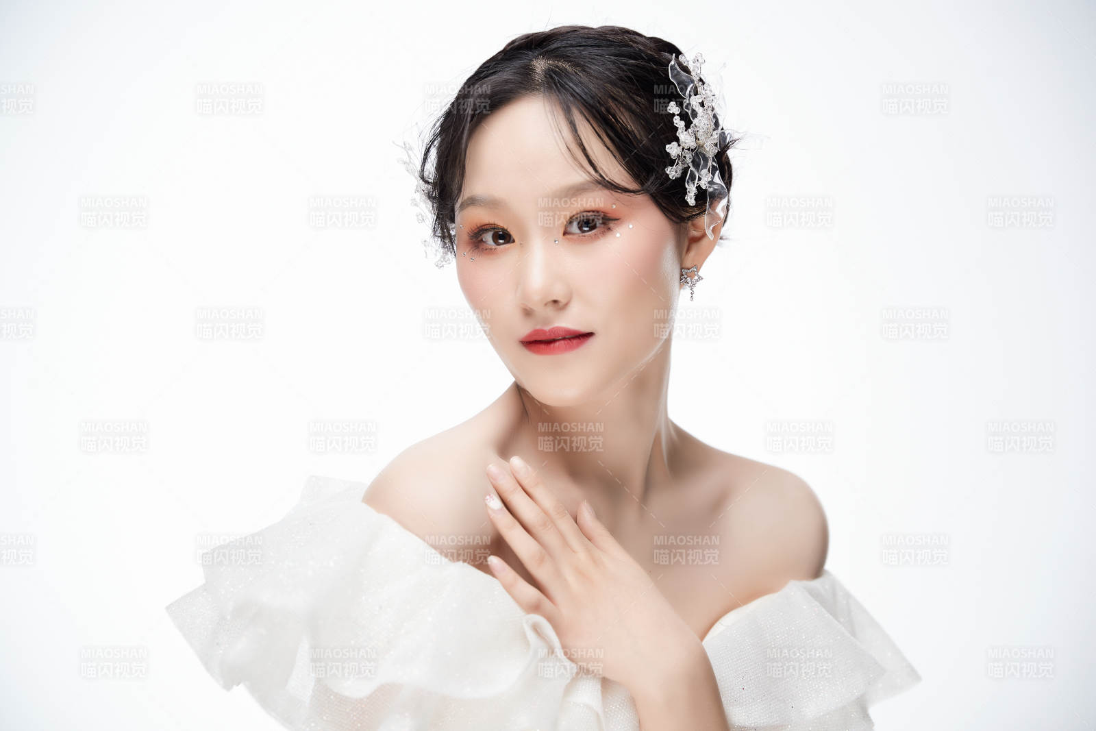 女性婚纱妆面图片