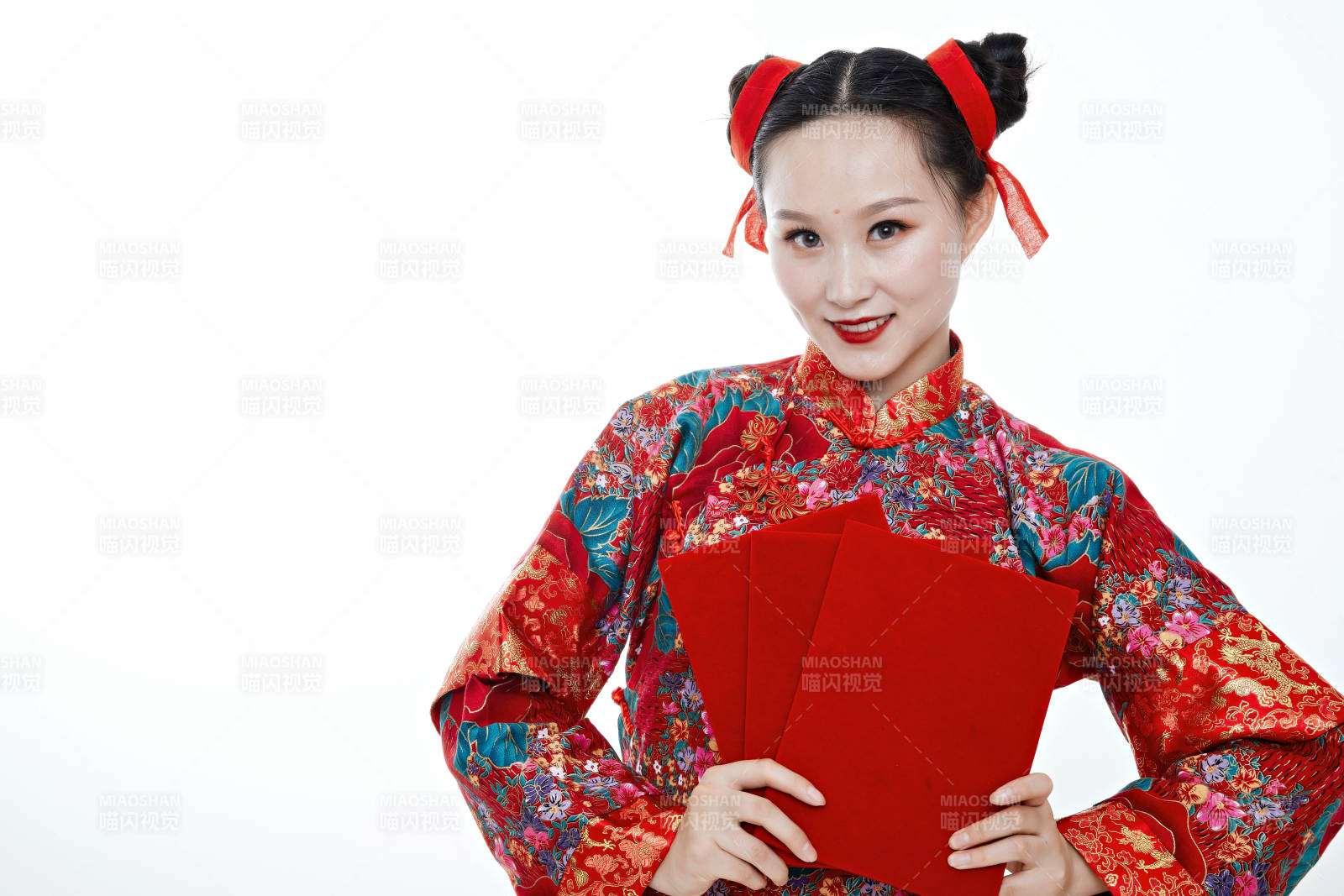 身穿中国传统服饰的青年女性图片