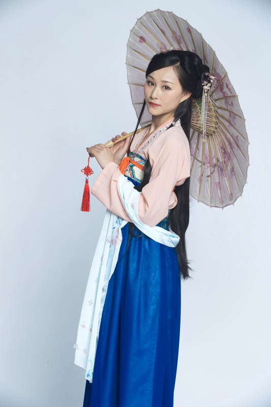 身穿古装的汉服女性人像汉服影棚拍摄图片