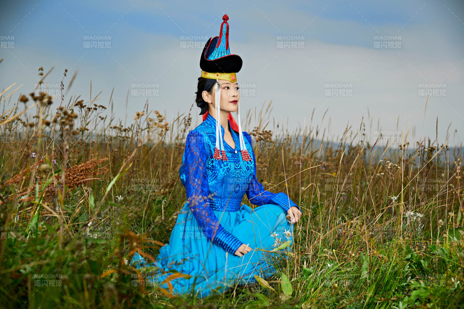 草原上身穿豪华蒙古族服饰的蒙族少女图片