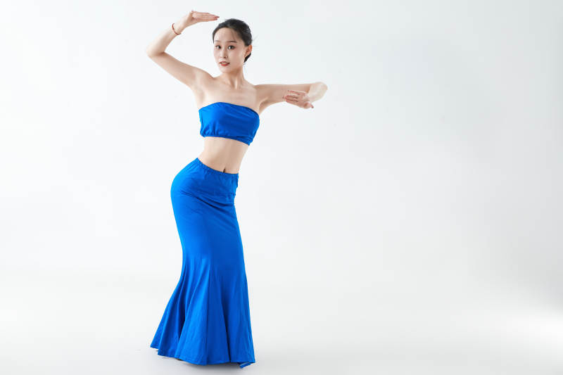 穿着傣族服饰跳孔雀舞的少女图片