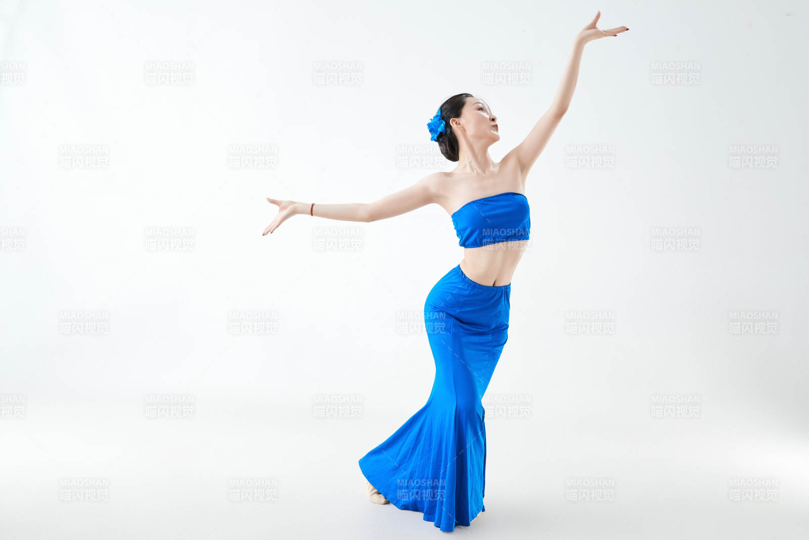 穿着傣族服饰跳孔雀舞的少女图片