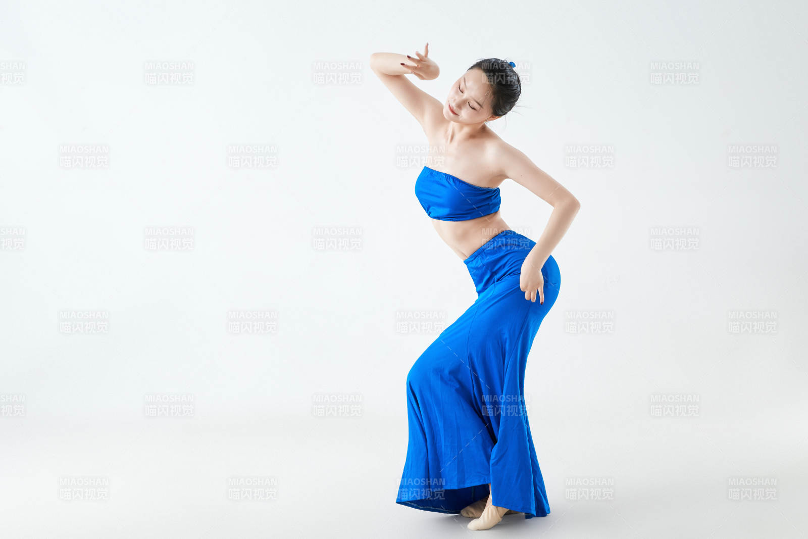 穿着傣族服饰跳孔雀舞的少女图片