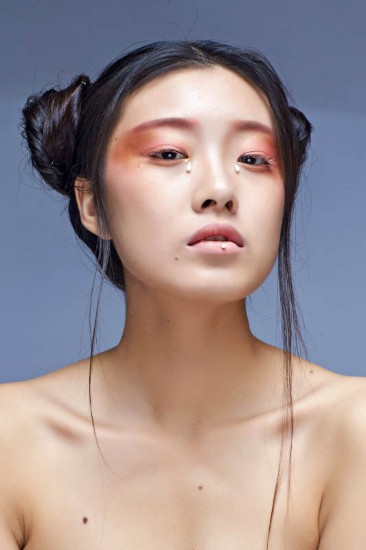 时尚彩妆女性妆面半身像图片