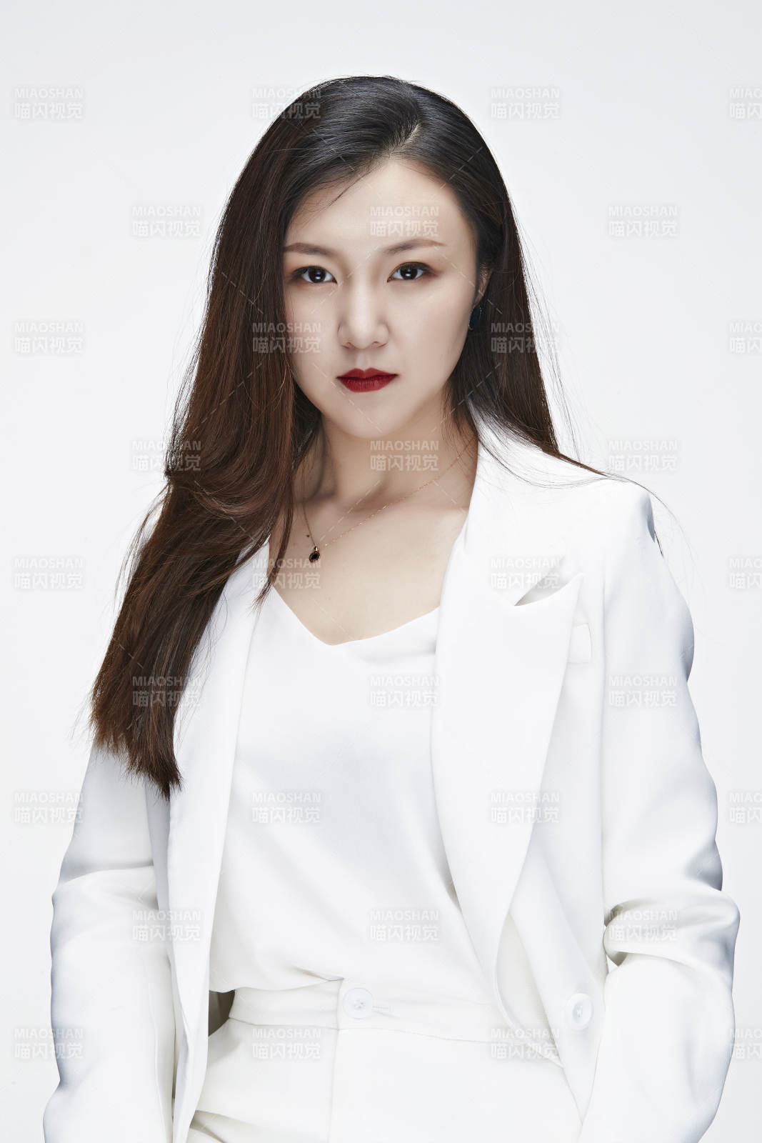 影棚拍摄白色背景亚洲年轻女性商务人像图片