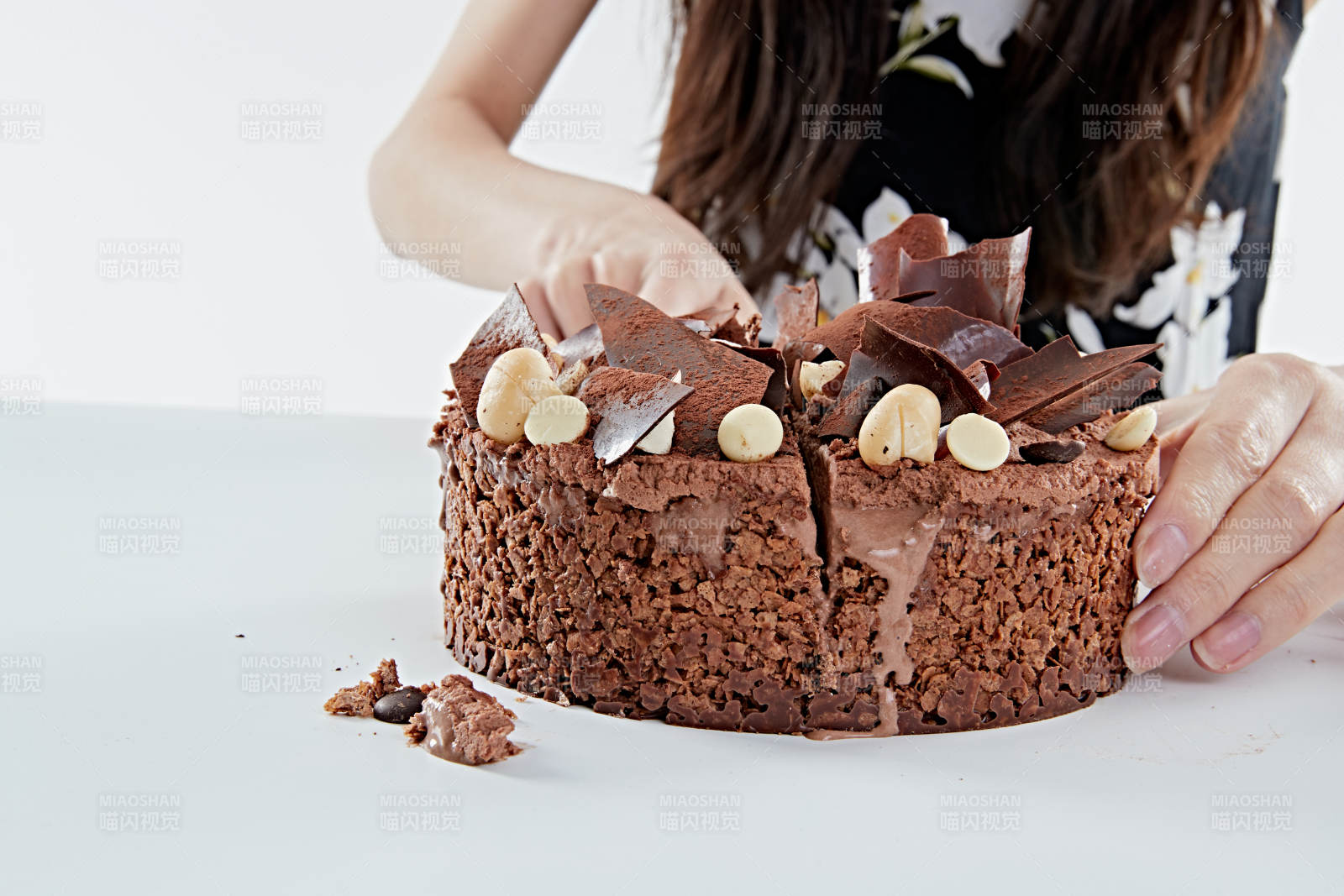 喝红酒品尝蛋糕的年轻女性图片