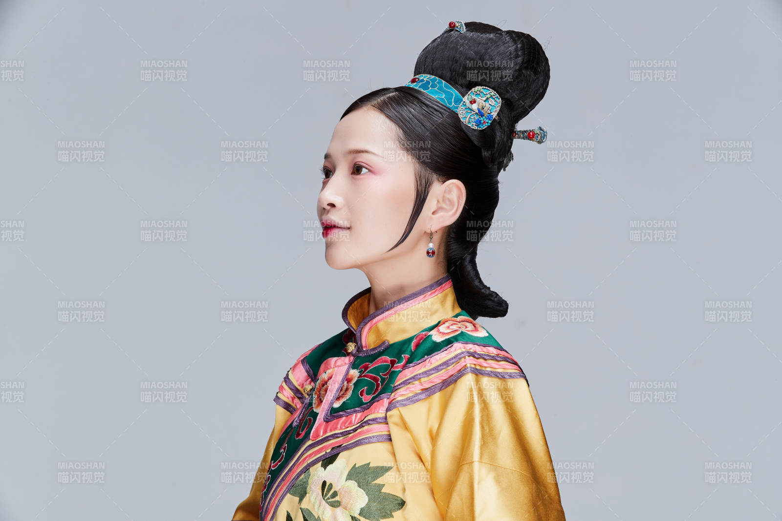 白色背景下的清代女性古装造型清朝古装图片