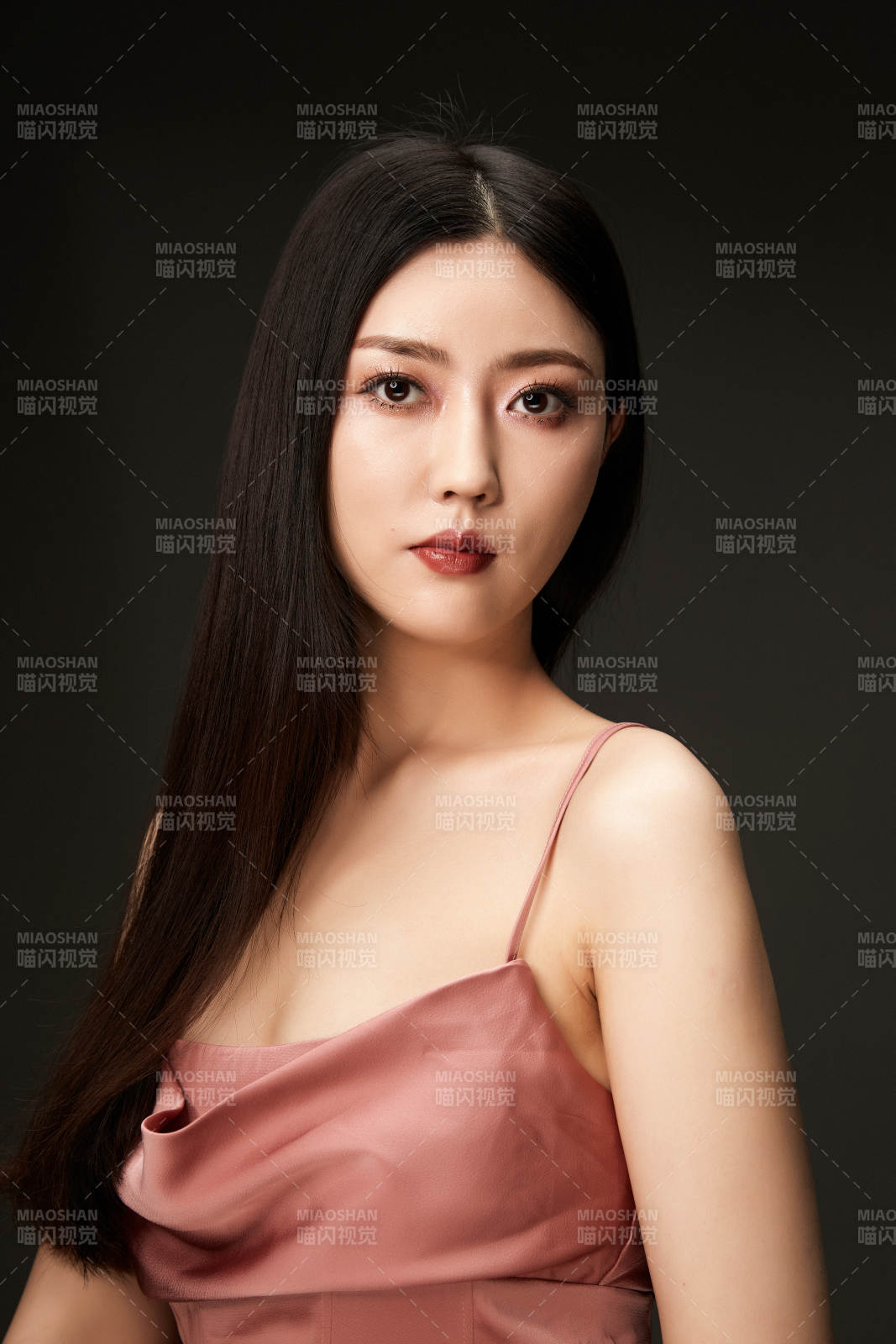 进行美妆化妆的化妆师与模特图片