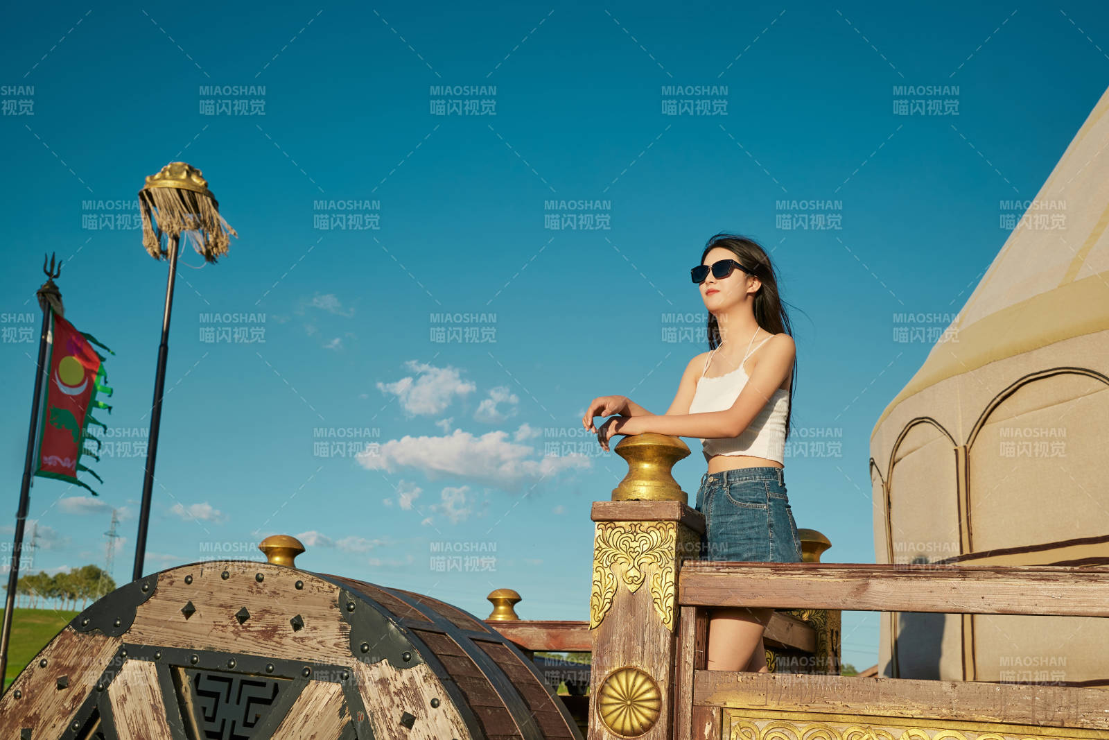 草原湿地公园游玩拍照的亚洲少女图片