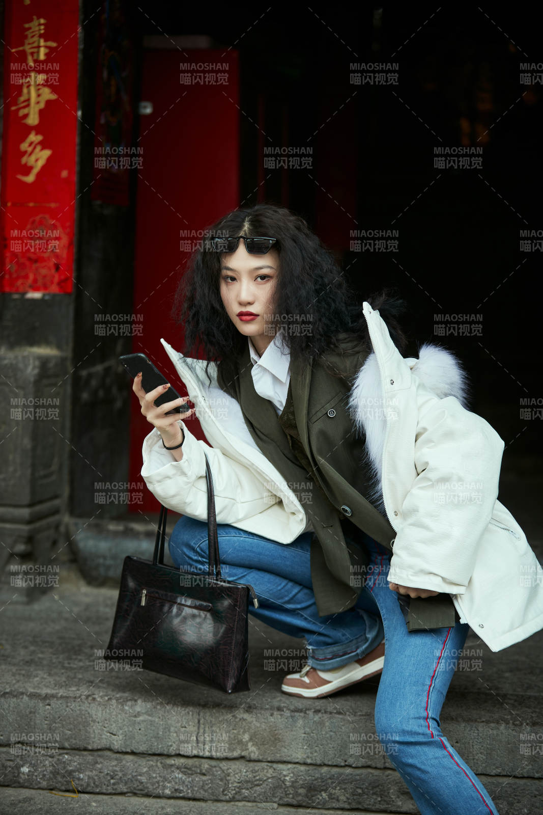 老旧城区里穿着复古港风的美丽清纯少女图片