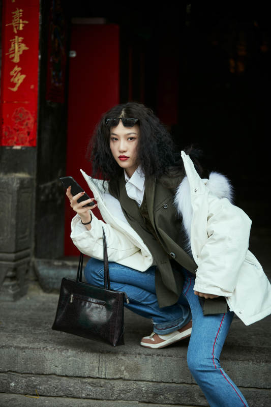 老旧城区里穿着复古港风的美丽清纯少女图片