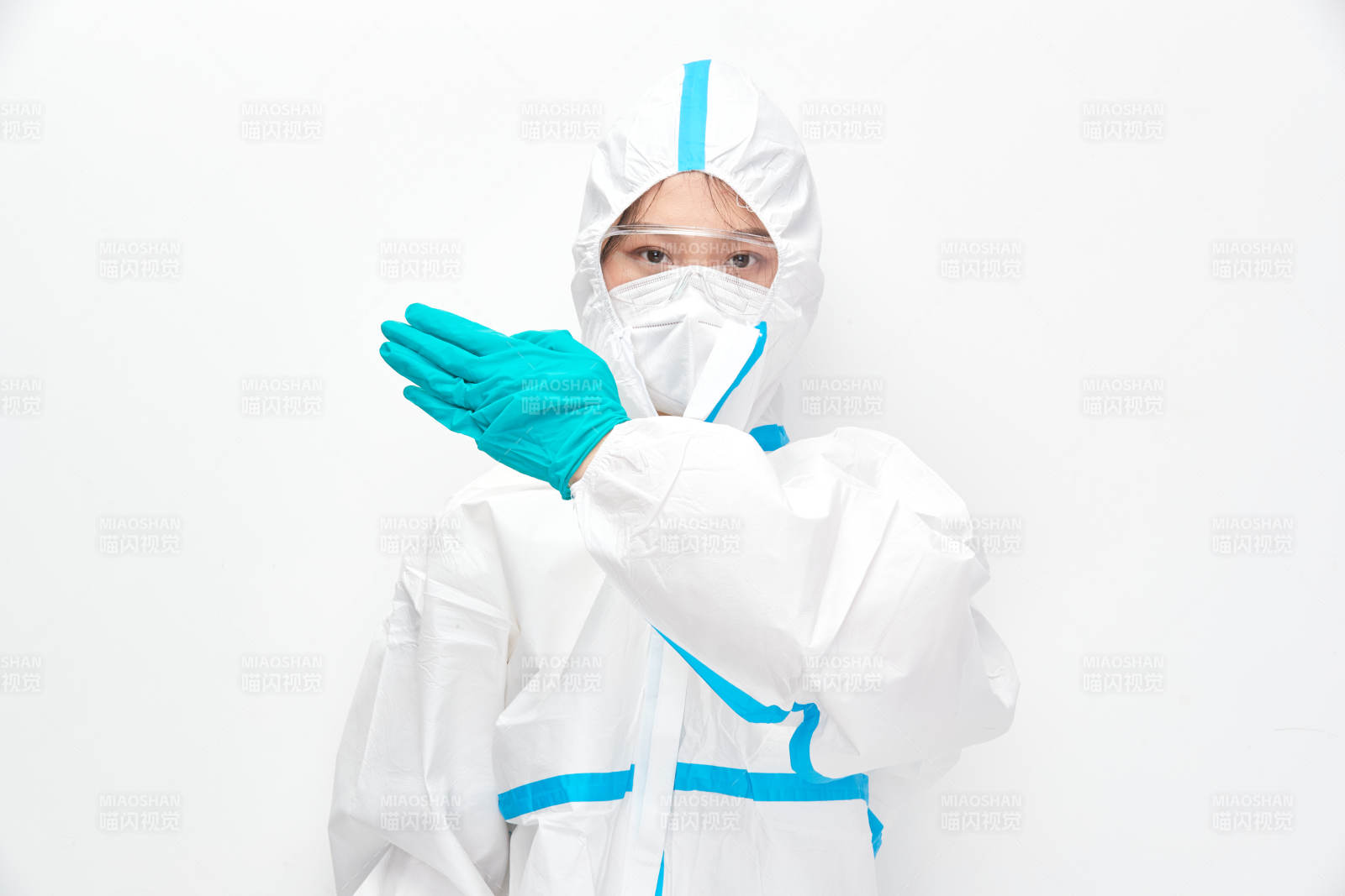 穿白色防护服佩戴护目镜口罩的女性医疗人员图片