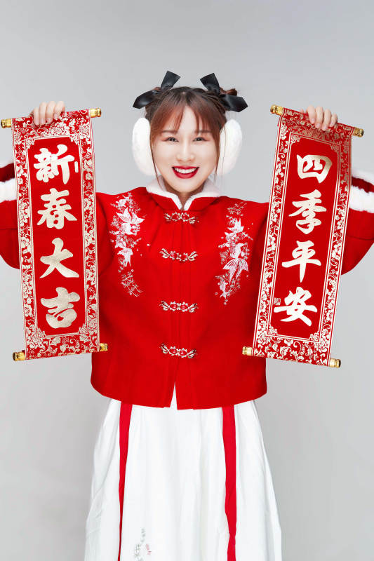 手持春联身穿喜庆汉服的可爱少女图片