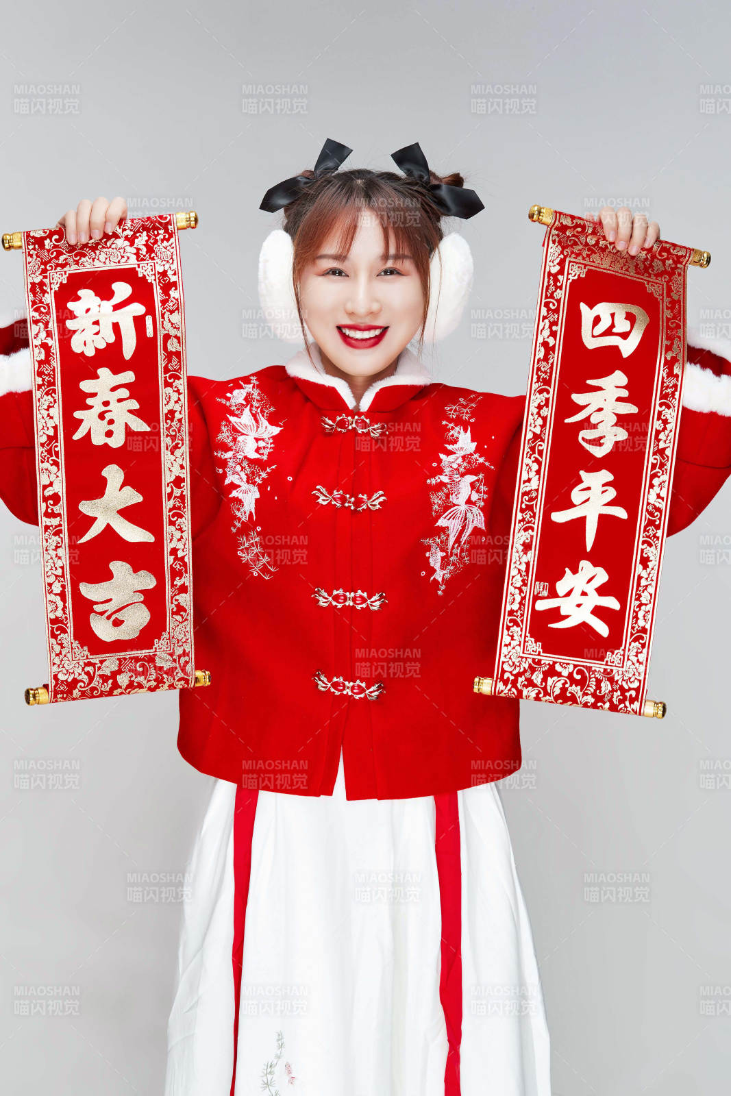 手持春联身穿喜庆汉服的可爱少女图片