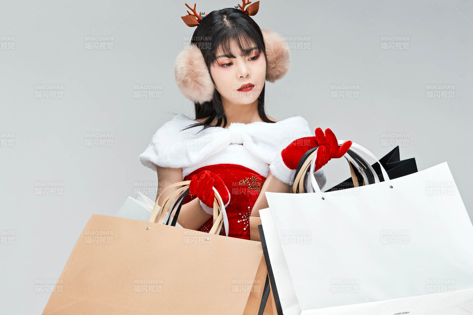 身穿圣诞服饰手提购物袋性感可爱的圣诞女郎图片