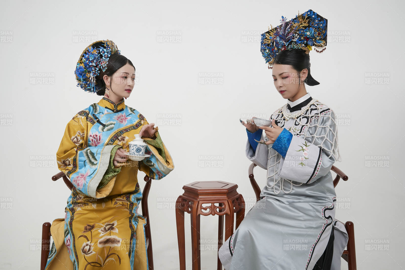 白色背景下的清代女性古装造型清朝古装图片