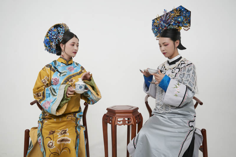 白色背景下的清代女性古装造型清朝古装图片