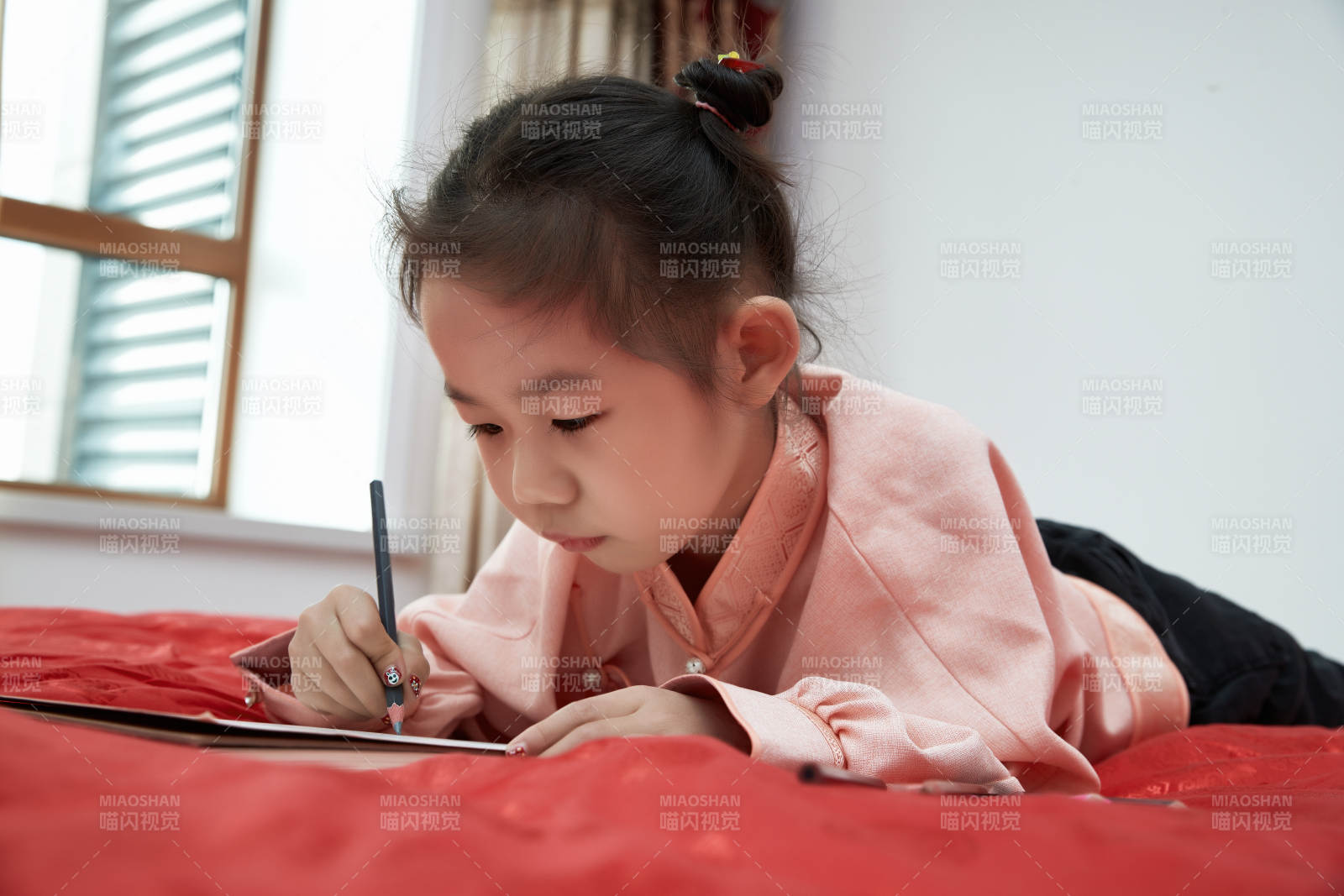 在家玩耍的亚洲小女孩图片