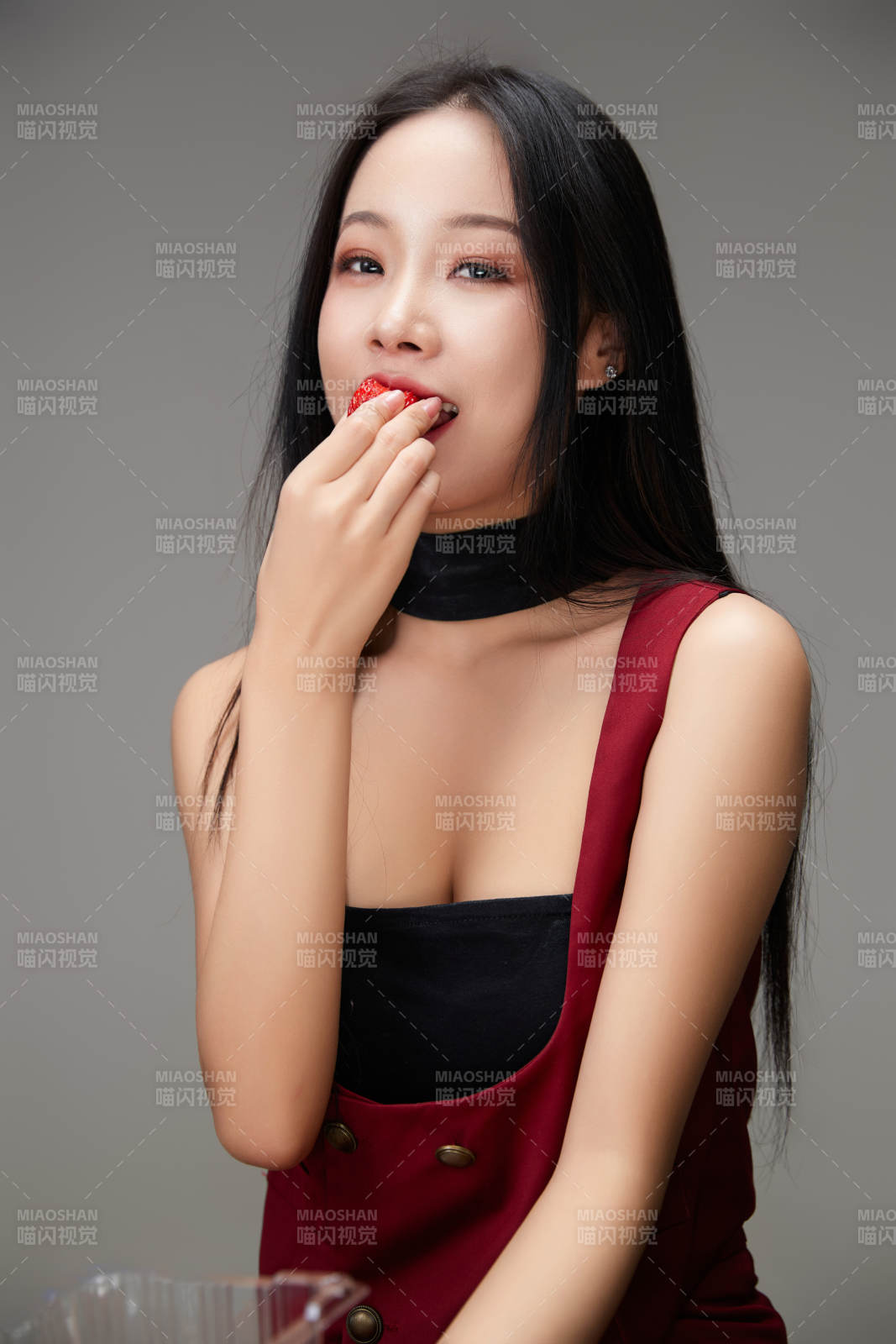 吃水果的亚洲东方长发少女图片