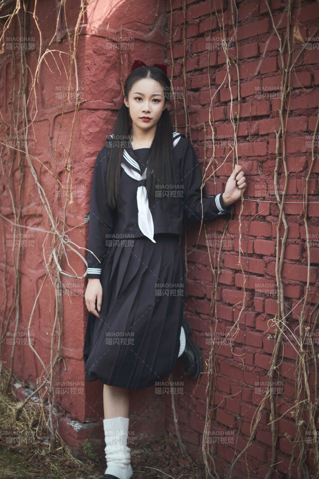 日系户外公园穿jk校服的少女图片