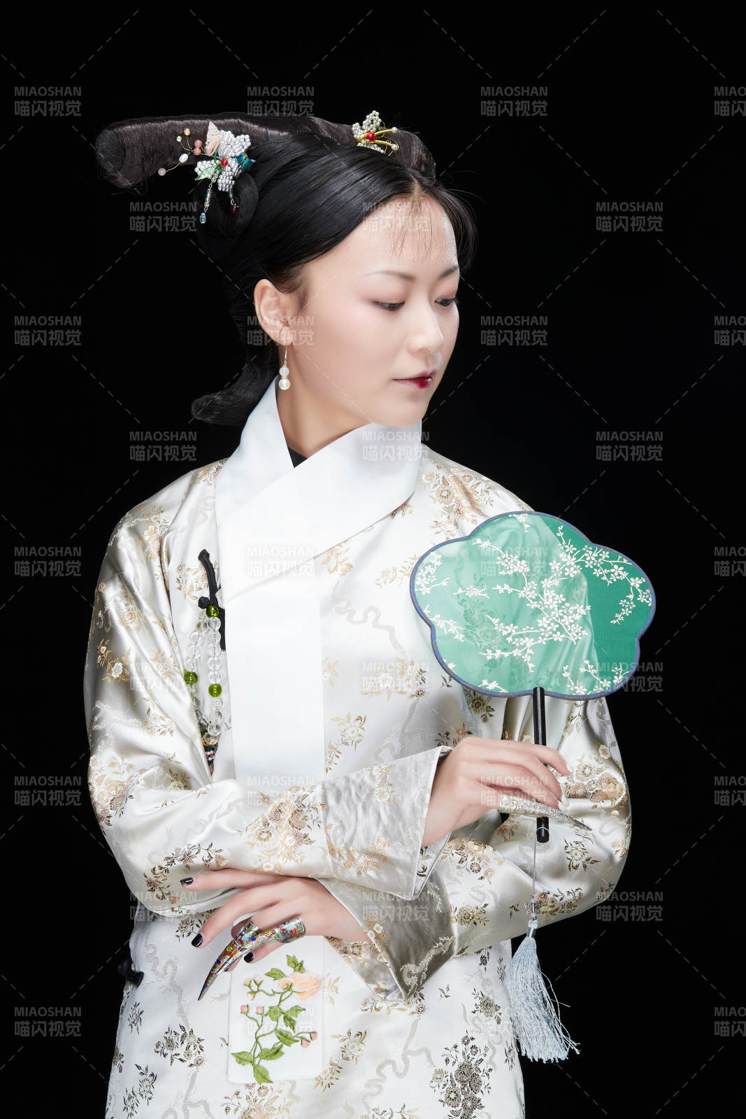 黑色背景下的清代女性古装造型清朝古装图片