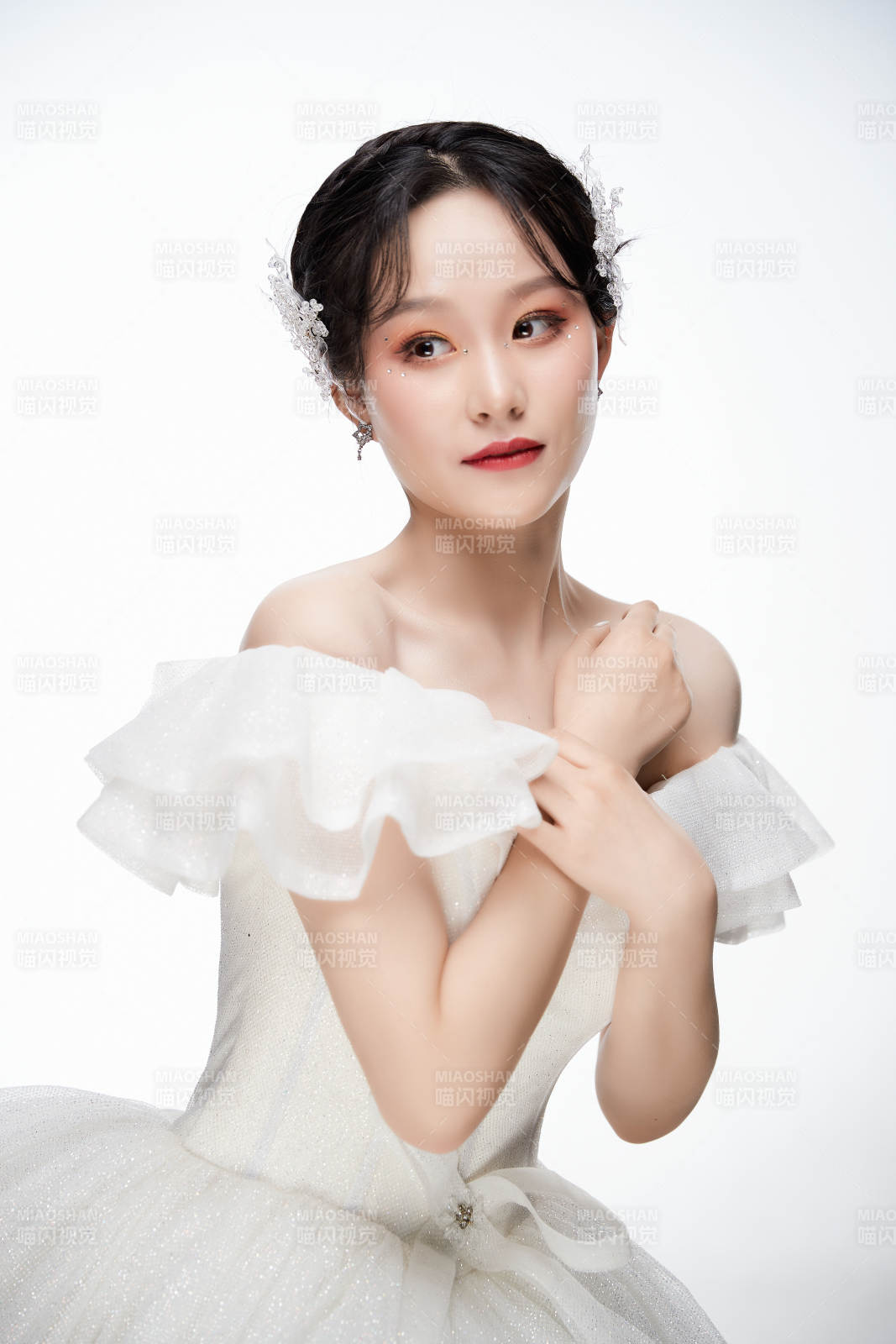 女性婚纱妆面图片