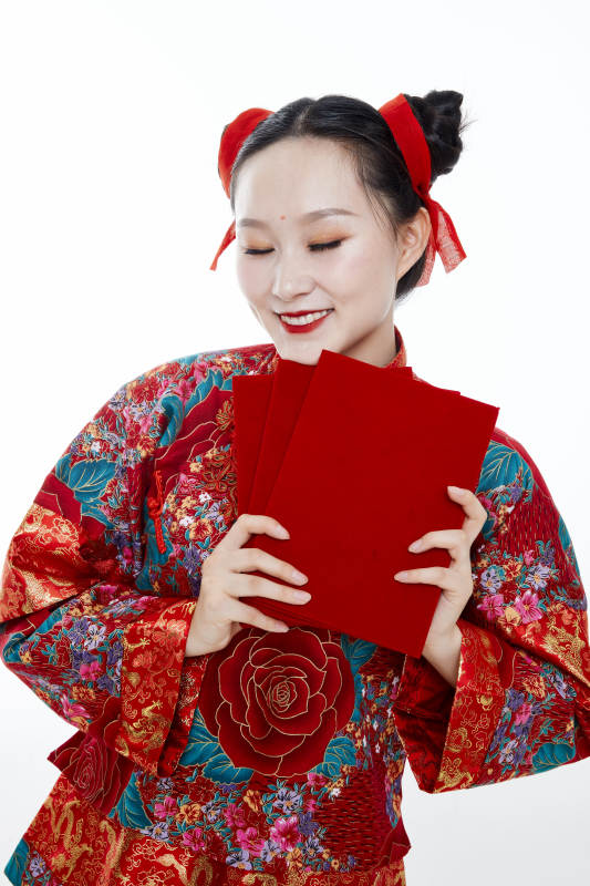 身穿中国传统服饰的青年女性图片