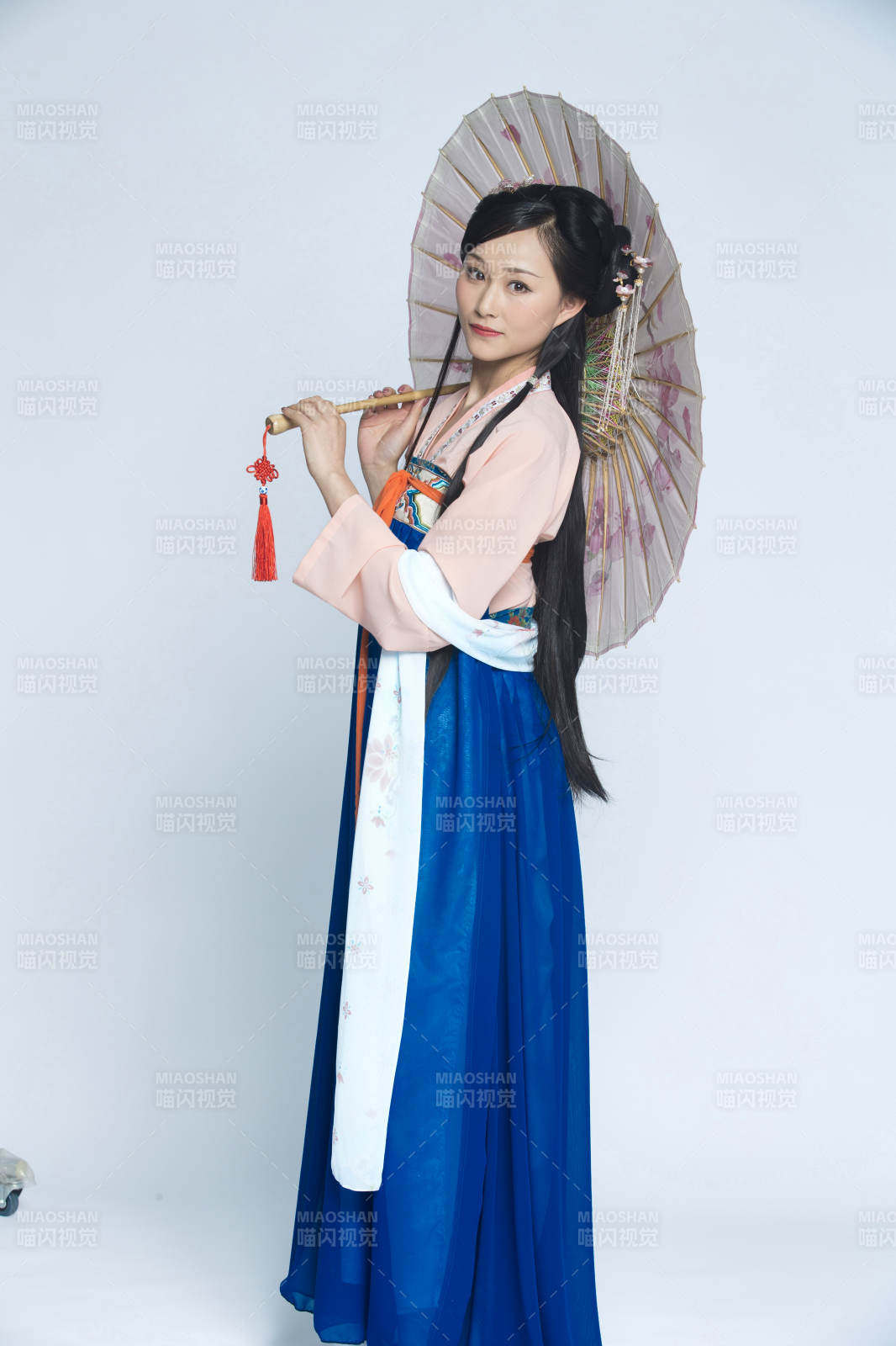 身穿古装的汉服女性人像汉服影棚拍摄图片