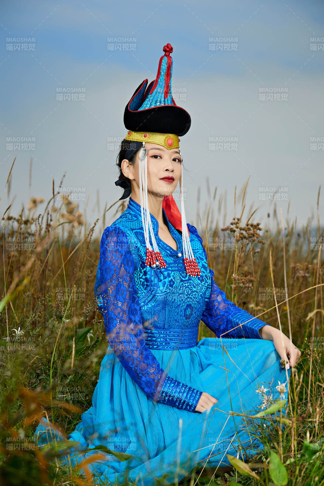 草原上身穿豪华蒙古族服饰的蒙族少女图片