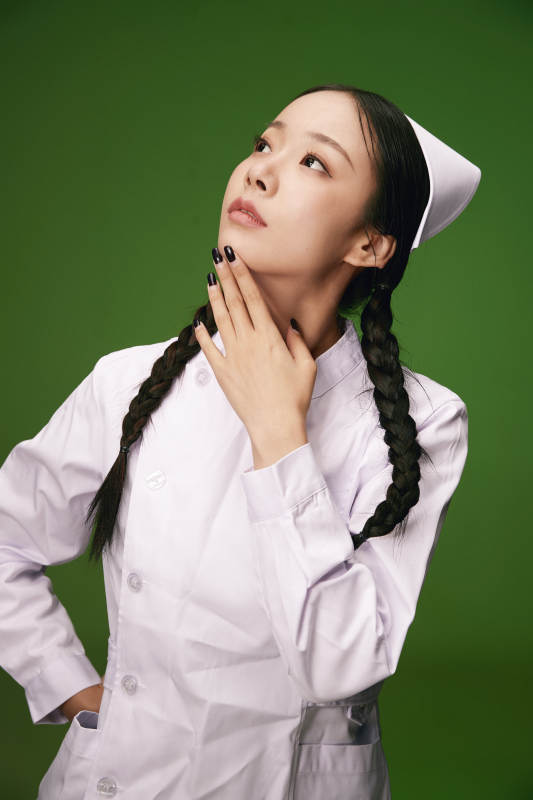 身穿白色护士服的年轻护士形象图片