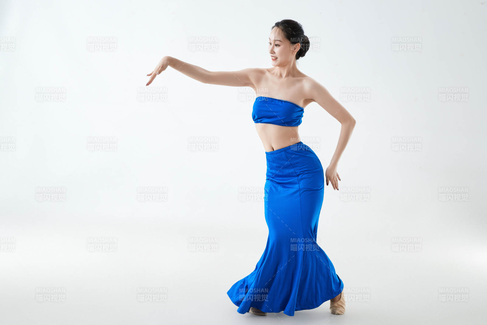 穿着傣族服饰跳孔雀舞的少女图片