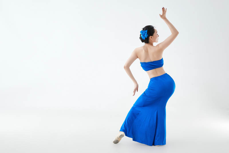 穿着傣族服饰跳孔雀舞的少女图片