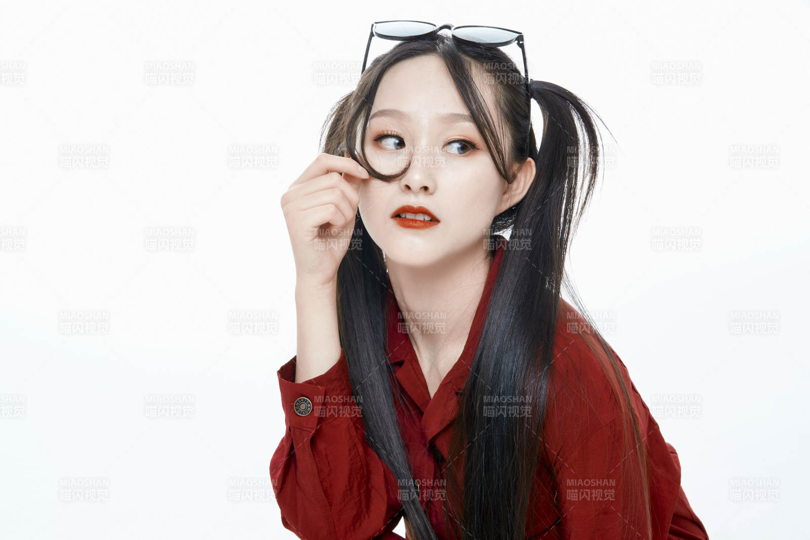 白色背景的亚洲戴墨镜年轻少女的肖像人像图片