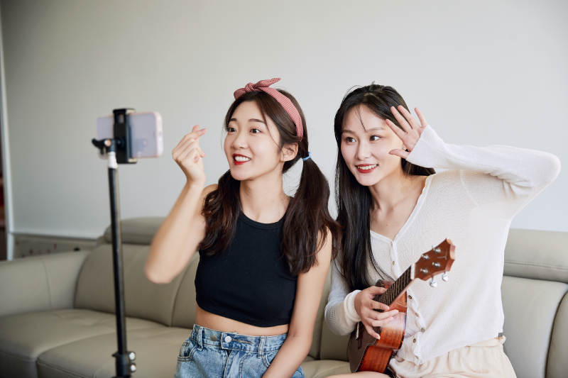 在家做主播直播的亚洲年轻闺蜜少女图片