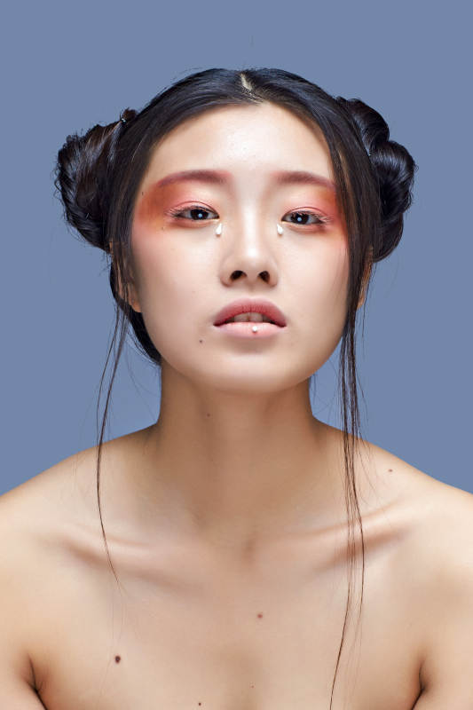 时尚彩妆女性妆面半身像图片