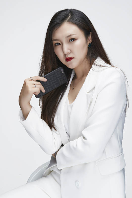 影棚拍摄白色背景亚洲年轻女性商务人像图片