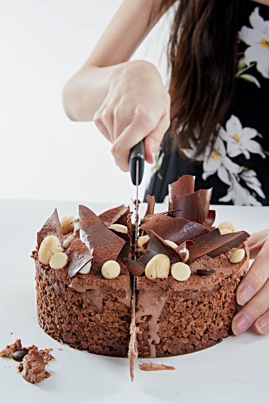 喝红酒品尝蛋糕的年轻女性图片